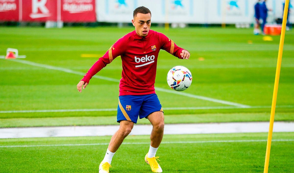 Sergiño Dest regresó a los entrenamiento con el Barcelona