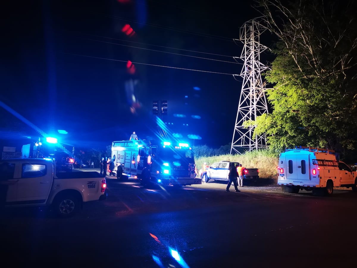 Hombre amenaza con lanzarse de una torre eléctrica en Chilibre. Lo rescatan. Video