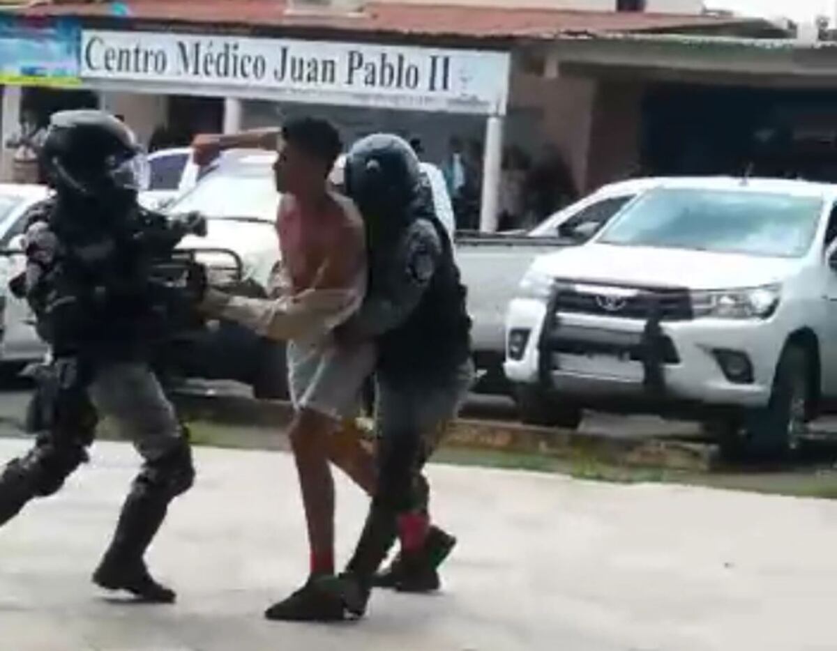 Sujeto le pegó a agente. Casi se les escapa a Policías en Veraguas| VIDEOS