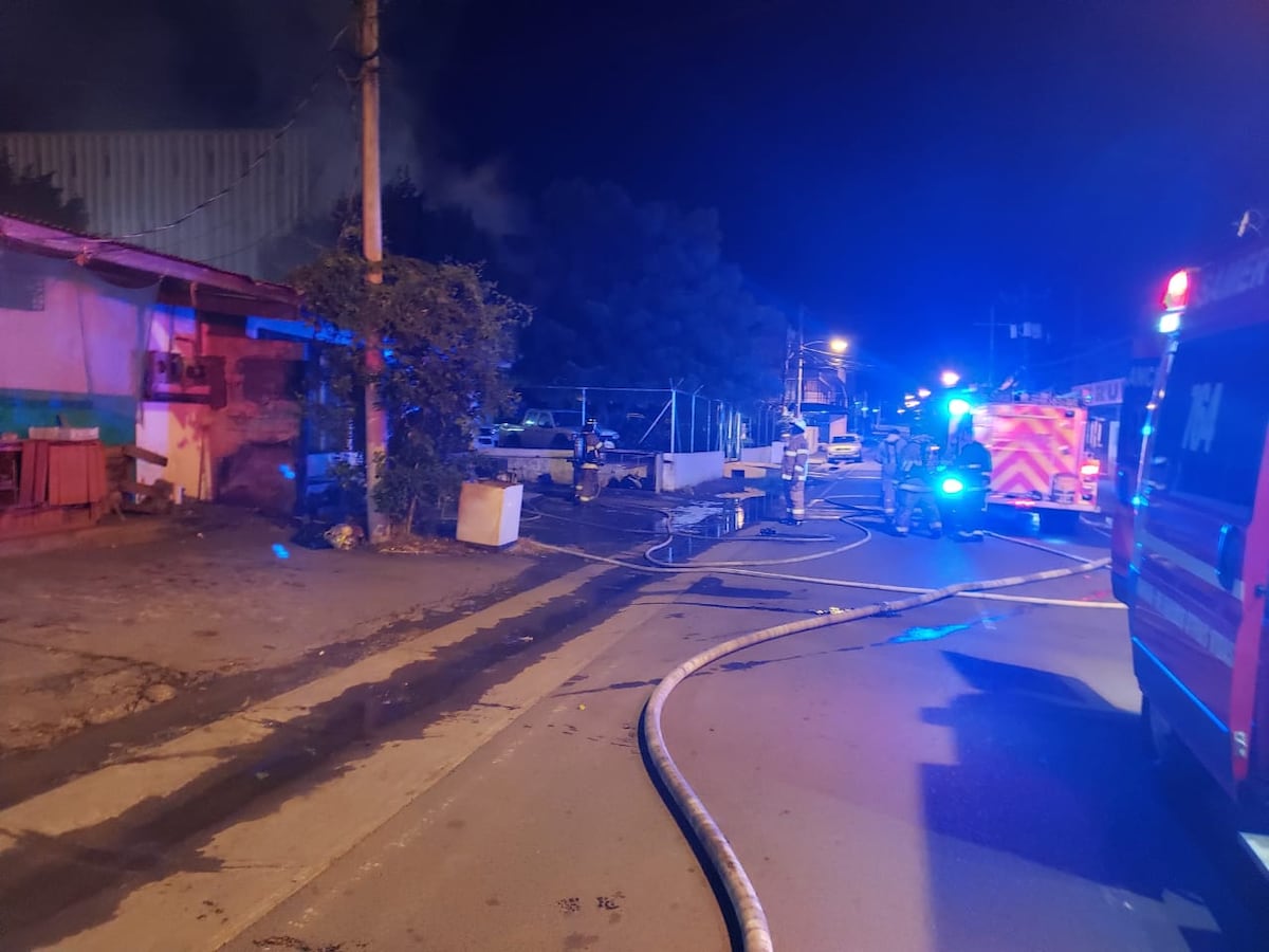 Arde almacén en Aguadulce