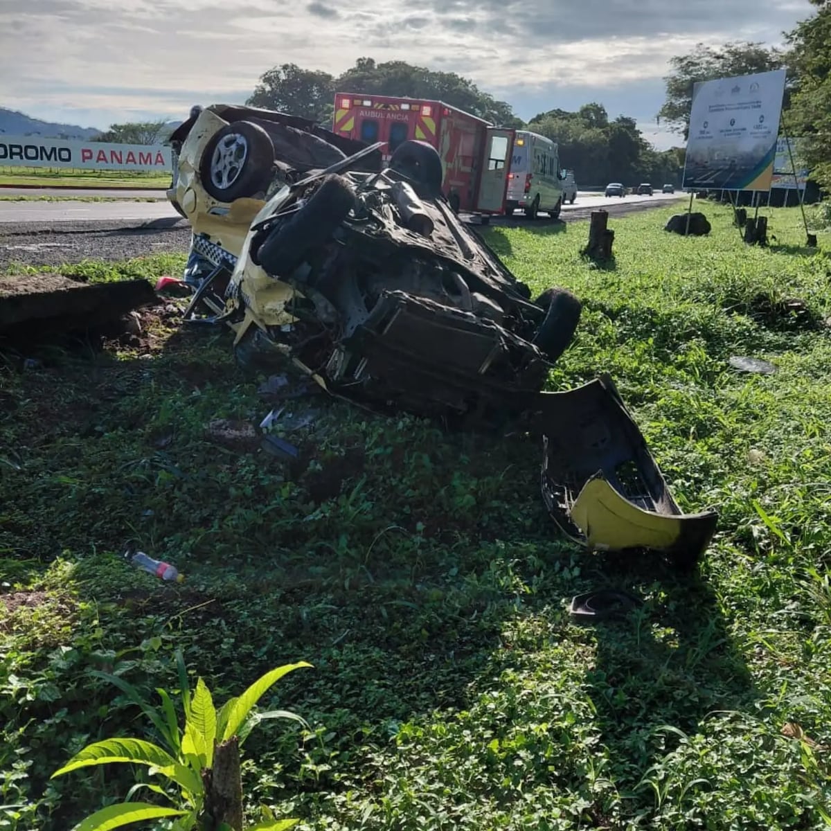 LO ÚLTIMO. Vuelco fatal de taxi en la Interamericana deja un muerto y una mujer herida + VÍDEO