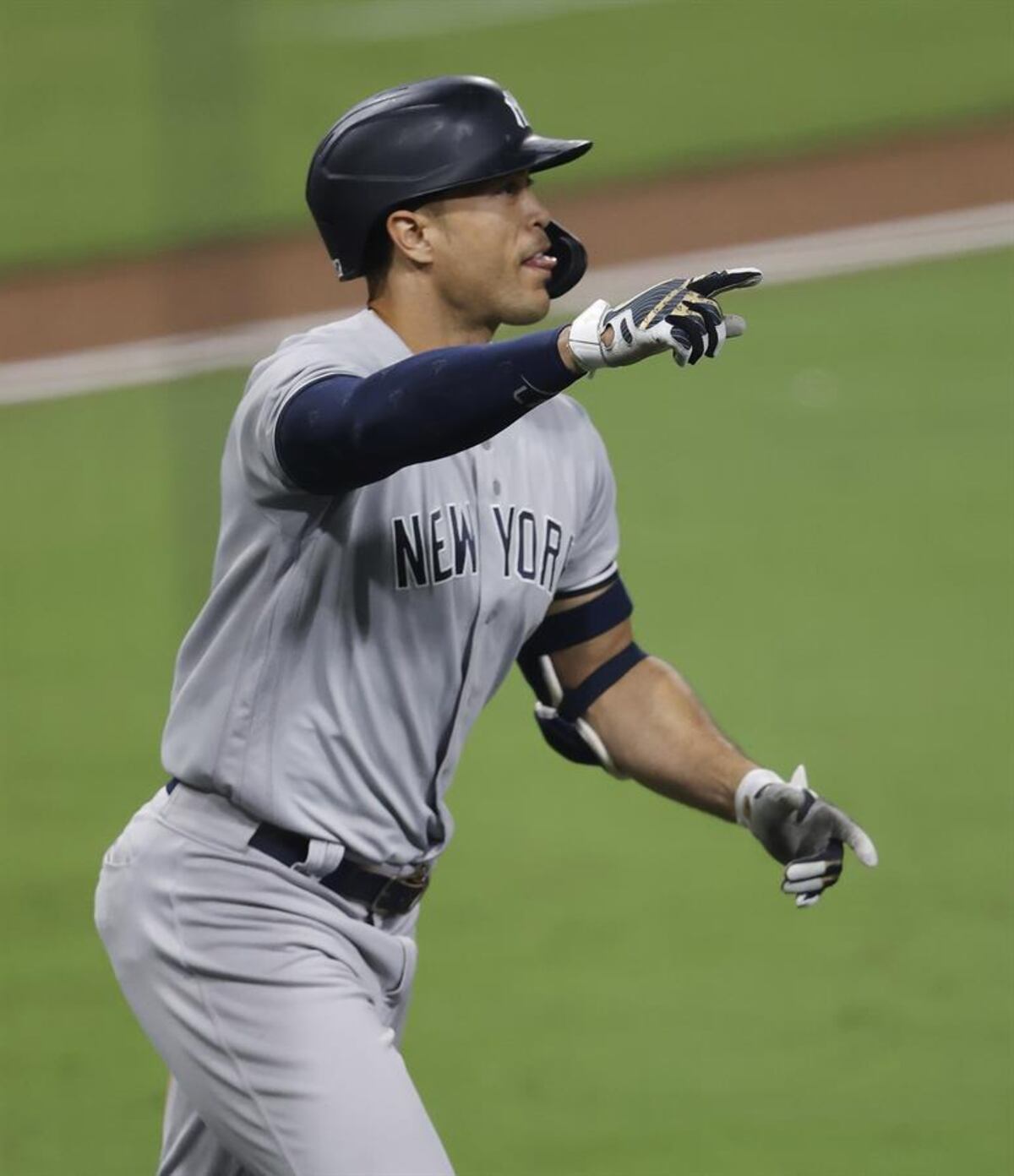 Director de los Yankees festeja con mesura la primera victoria ante Rays