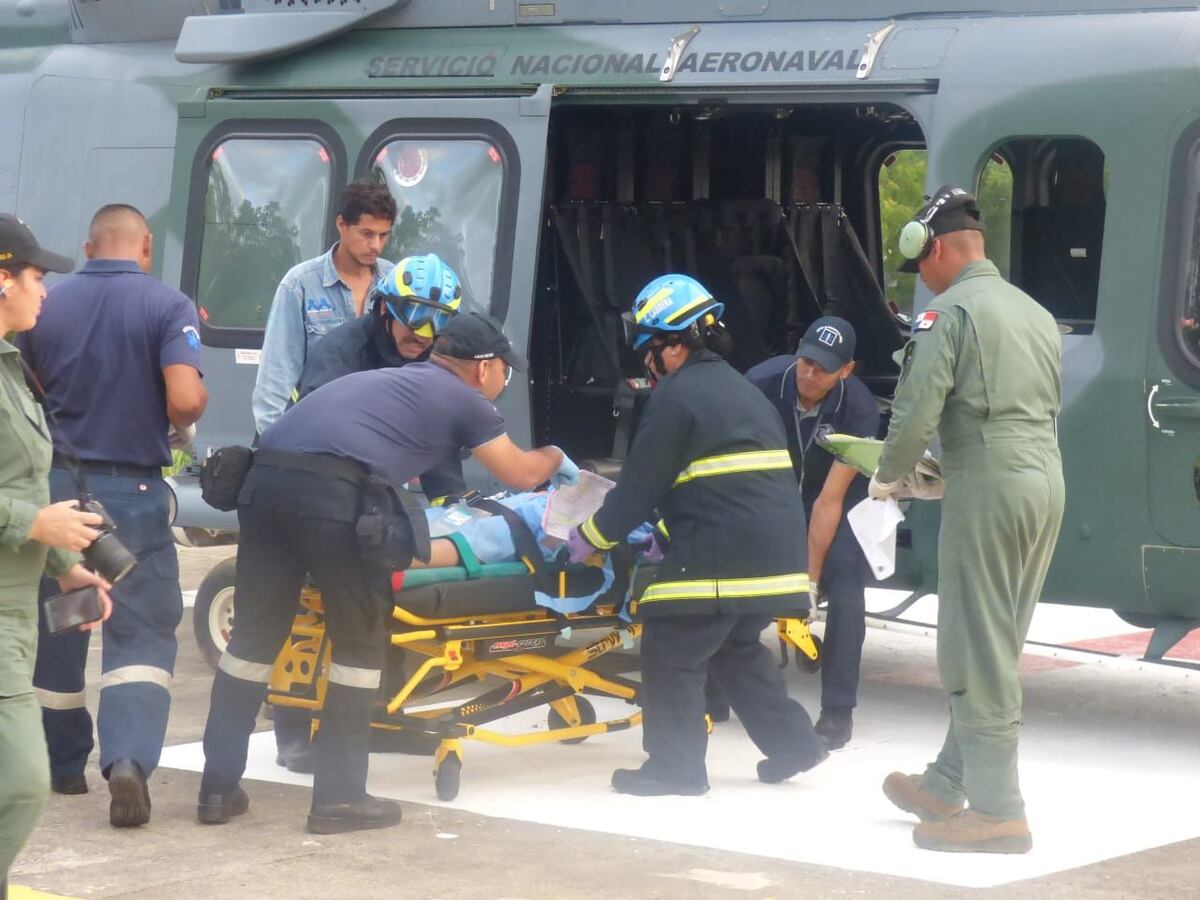 Trasladan de urgencia al hospital a joven afectada por el fuerte sismo