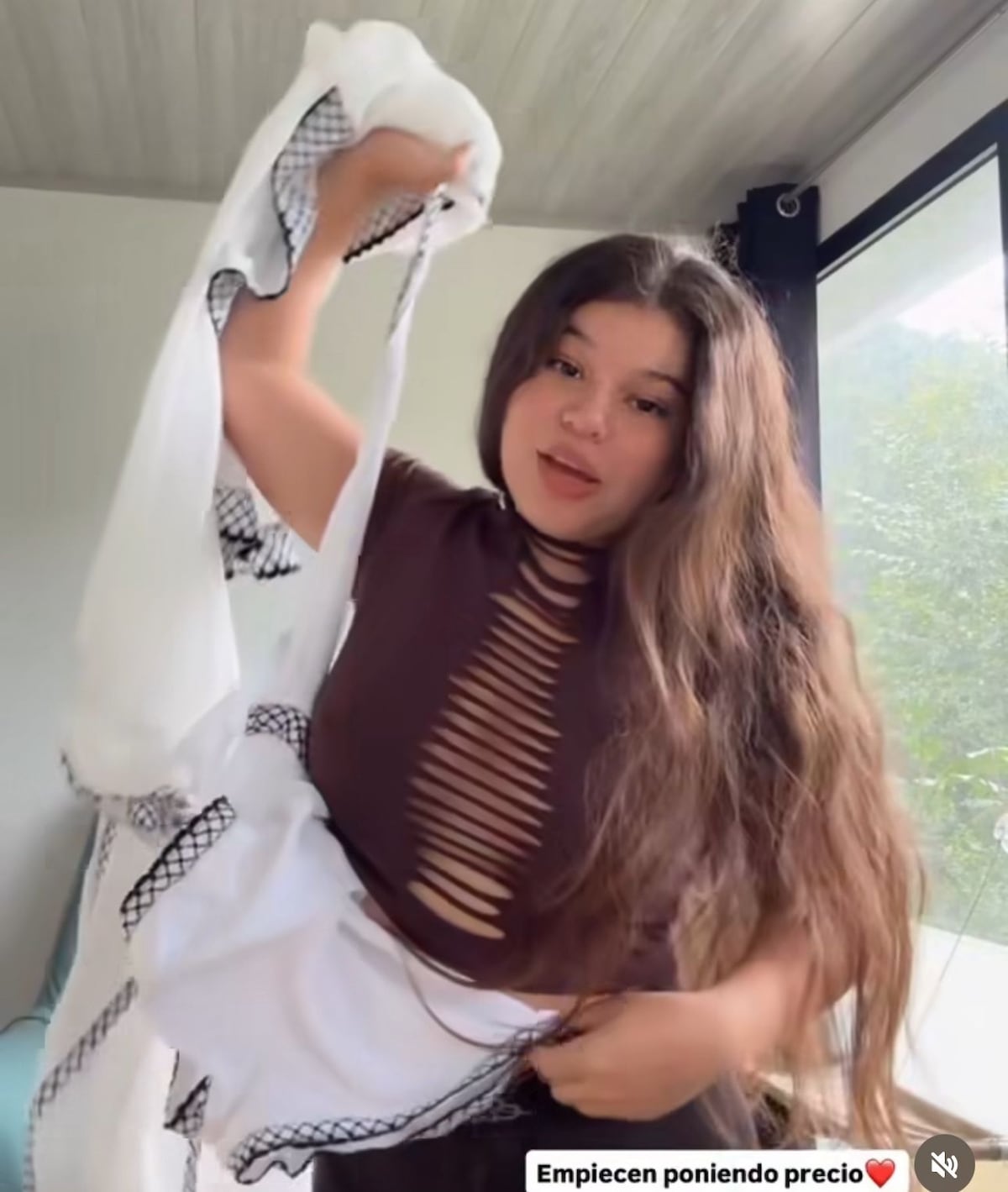 Yaneth Marín subasta vestido con su olor y sudor por una buena causa