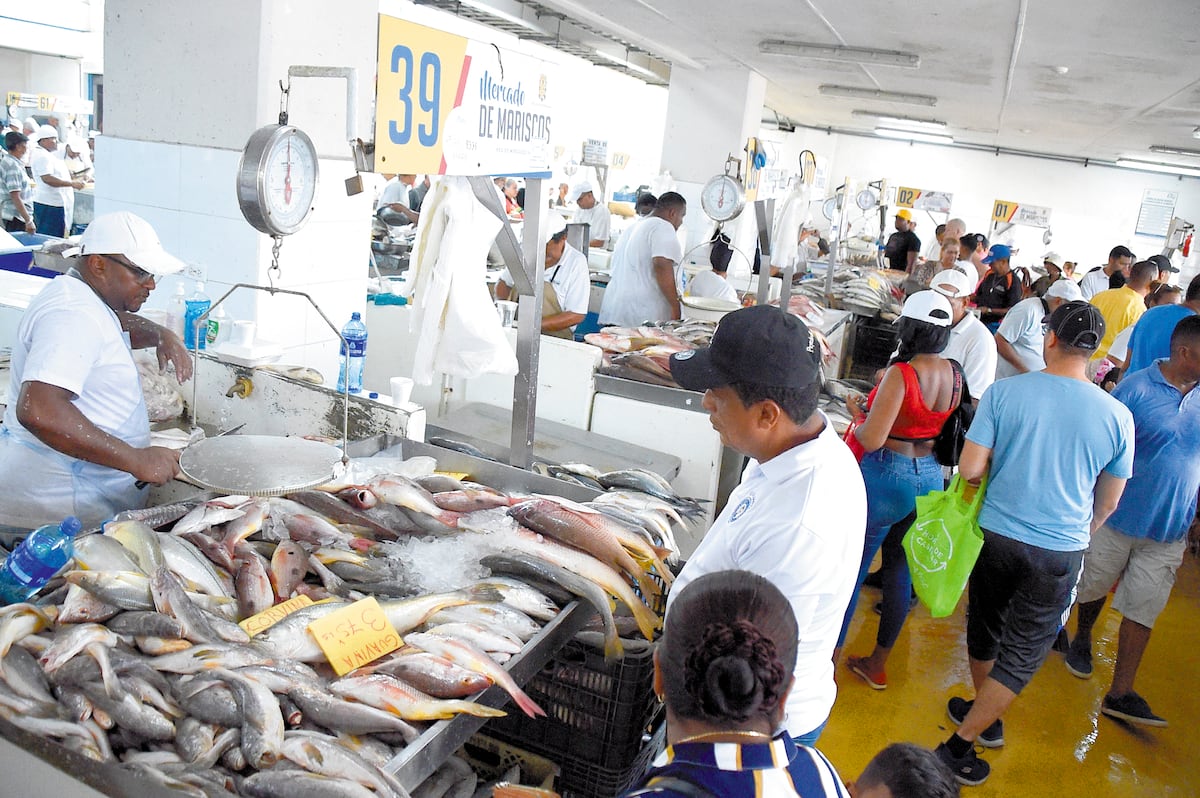 La tradición de pescado en la cena de Año Nuevo llena el Mercado de Mariscos