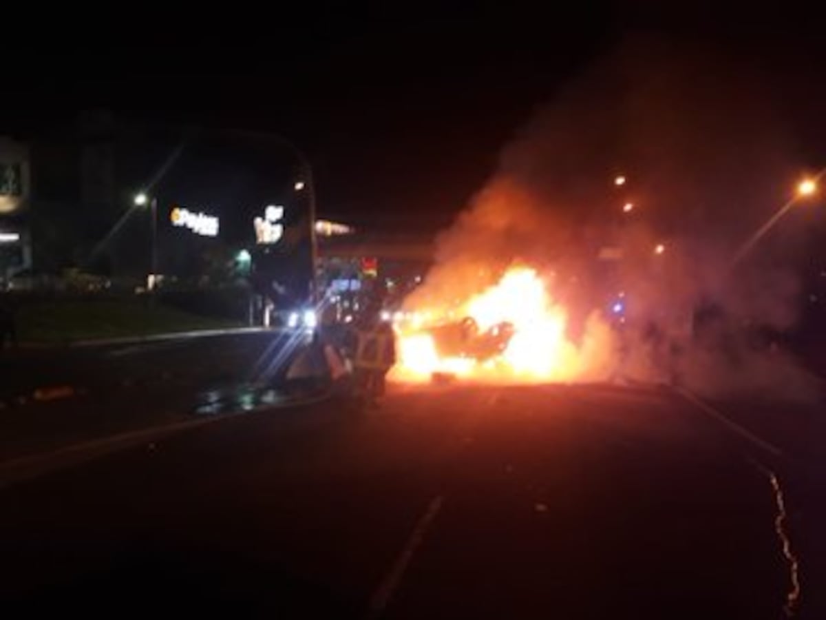 Impactante. Auto choca contra el poste de un semáforo, se vuelca y se incendia. Conductor muere. Video