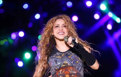 Shakira estaría estrenando romance con actor de ‘Emily in Paris’