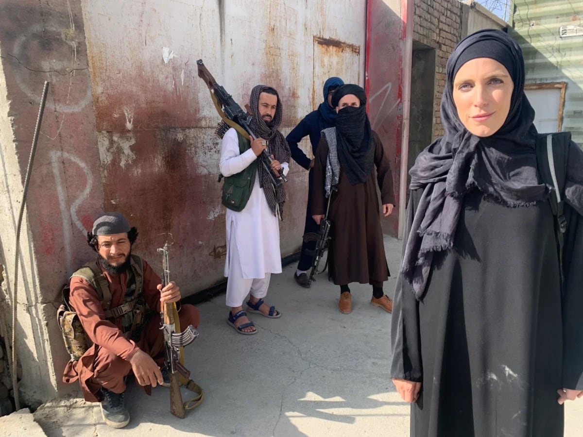 Quién es Clarissa Ward, la periodista de CNN que camina las calles de Kabul entre talibanes y AK-47