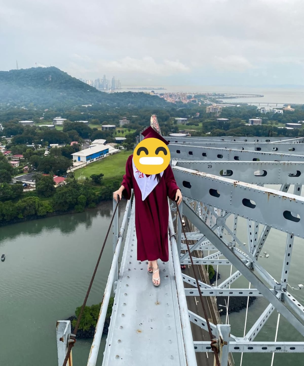 Graduación extrema: Joven posa para fotos en lo alto del Puente de las Américas y desata polémica