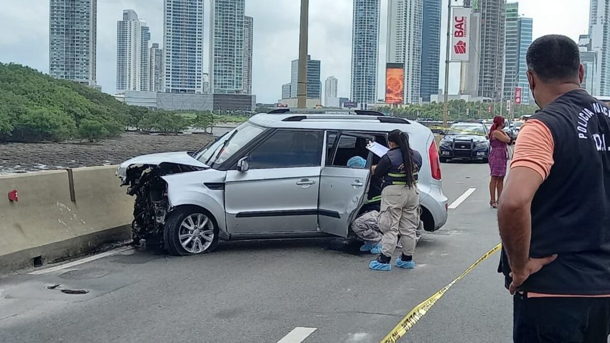 De película. Persecución en pleno Corredor Sur. Disparan contra una mujer y su auto se estrella.  Entérese lo que le encontraron