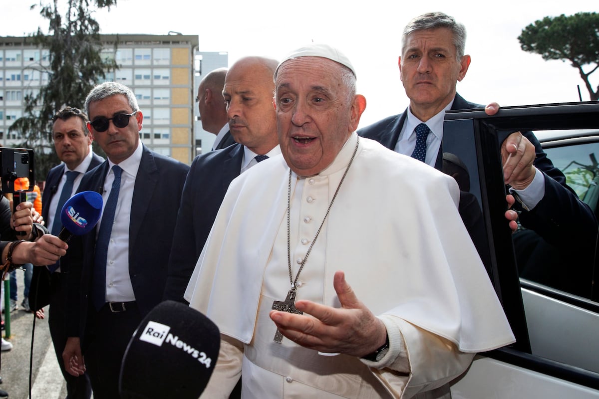 ‘Todavía sigo vivo’, bromea el papa Francisco a su salida del hospital este sábado