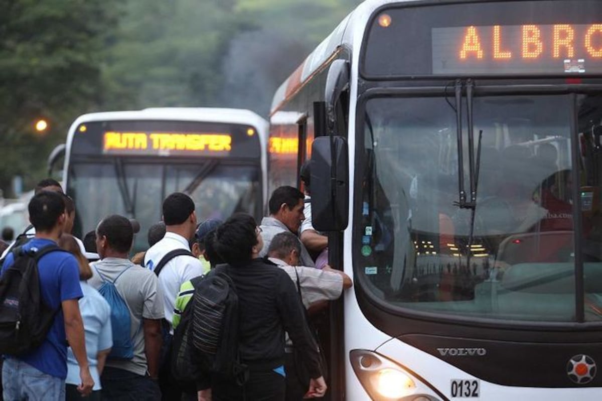 Dirigente jubilado denunció que un conductor de MiBus le tiró el vehículo en plena vía