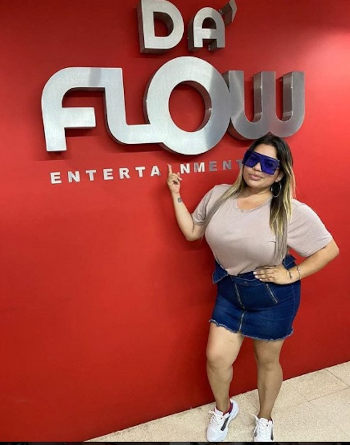 ‘Me siento rica”. Presentadora de TV ‘curvy’ se quita todo y posa sin reparos. 