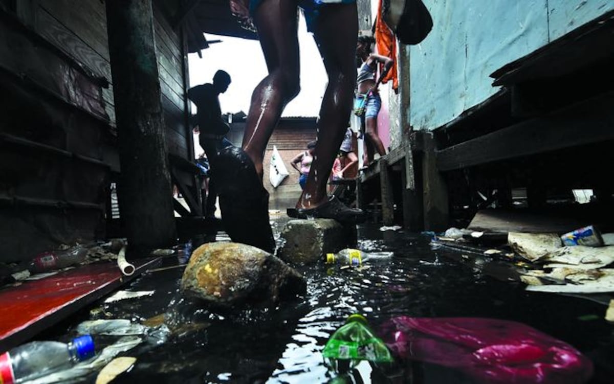 MORADORES DE CURUNDÚ. Cansados de vivir entre aguas negras y basura 