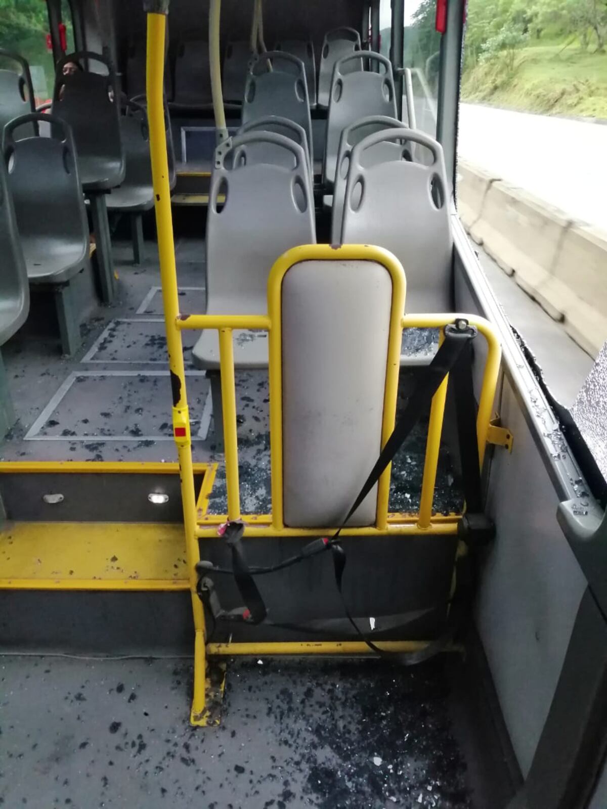 Ladrones apedrean metrobuses. Buscaban robar a sus pasajeros. Video