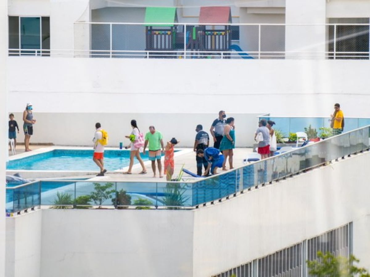 En medio de la cuarentena total hacen vida social y se dan su chapuzón en la piscina 