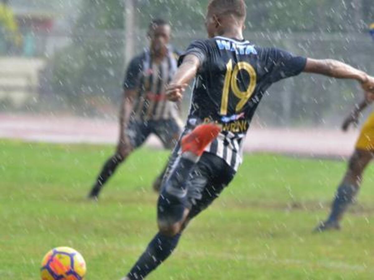 Rayo alcanza dos futbolistas y están graves. Video