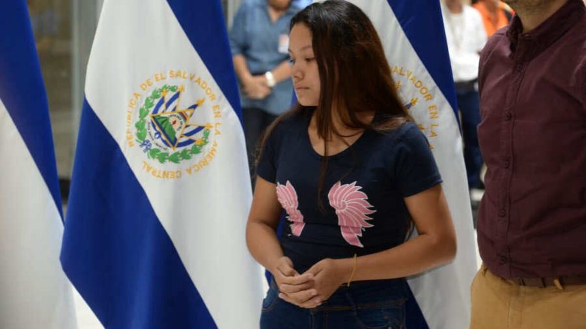 Doloroso: Llegan a El Salvador los cuerpos de padre e hija migrantes ahogados en un río en México