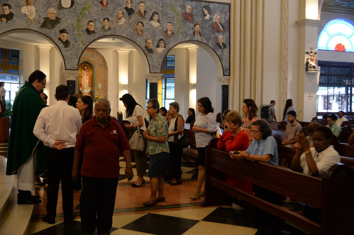 Celebrarán las patronales de San Miguel Arcángel sin su párroco, el sacerdote separado Karl Madrid