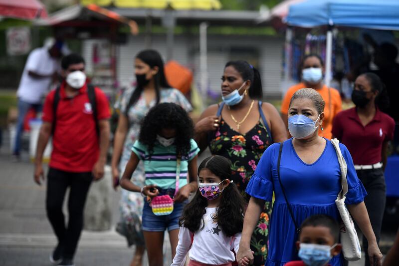 Si bien el uso obligatorio de la mascarilla en espacios abiertos o exteriores fue eliminado por las autoridades de Salud el pasado 28 de marzo, es común observar personas que optan por seguir utilizándola para evitar el contagio. Román Dibulet.