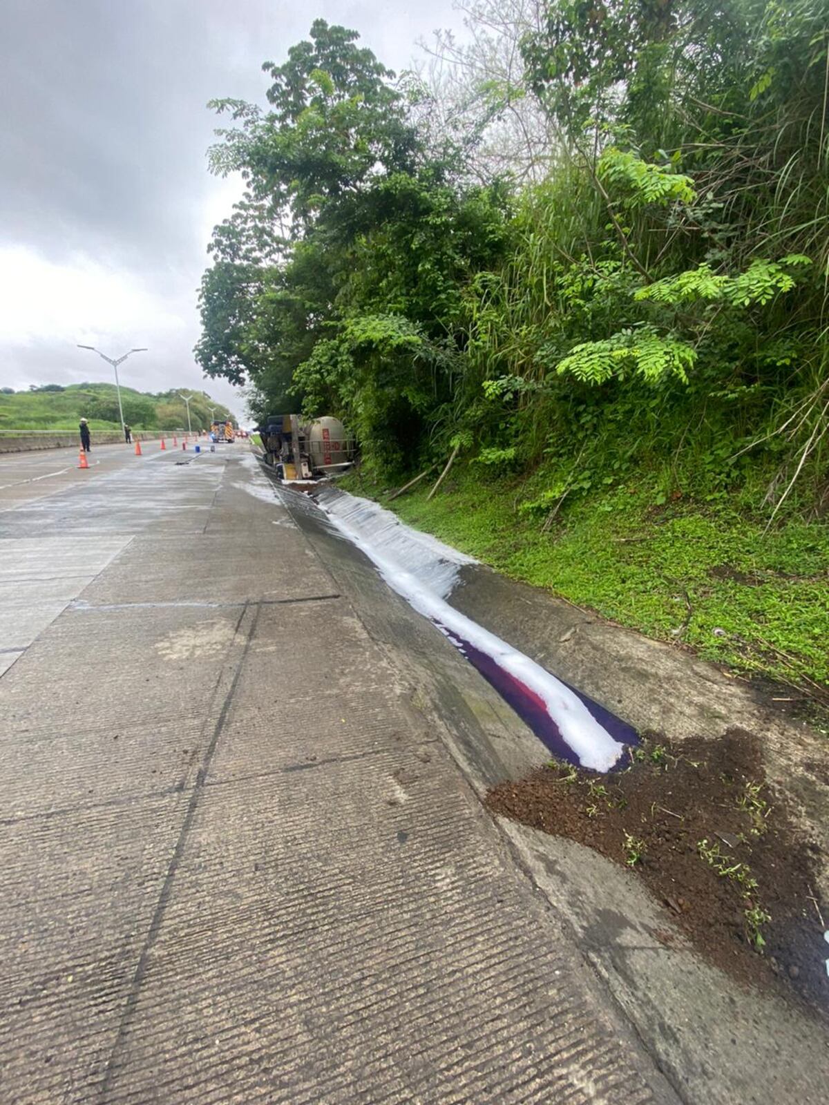 Autopista Panamá-Colón sigue cerrada. Camión cisterna se vuelca y derrama miles de litros de combustible