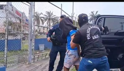 Adulto y menor caen con fusil de guerra y pistola en operativo en Santa Ana