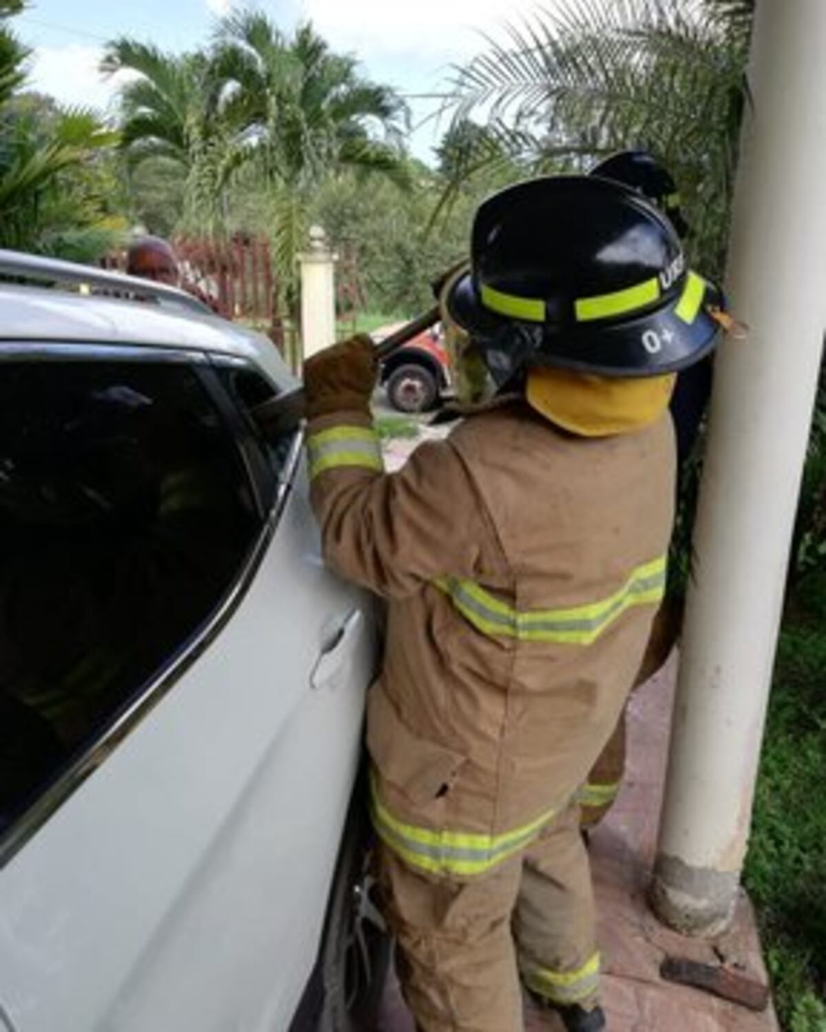 Otro bebé queda atrapado dentro de un auto estacionado. Bomberos entran en acción