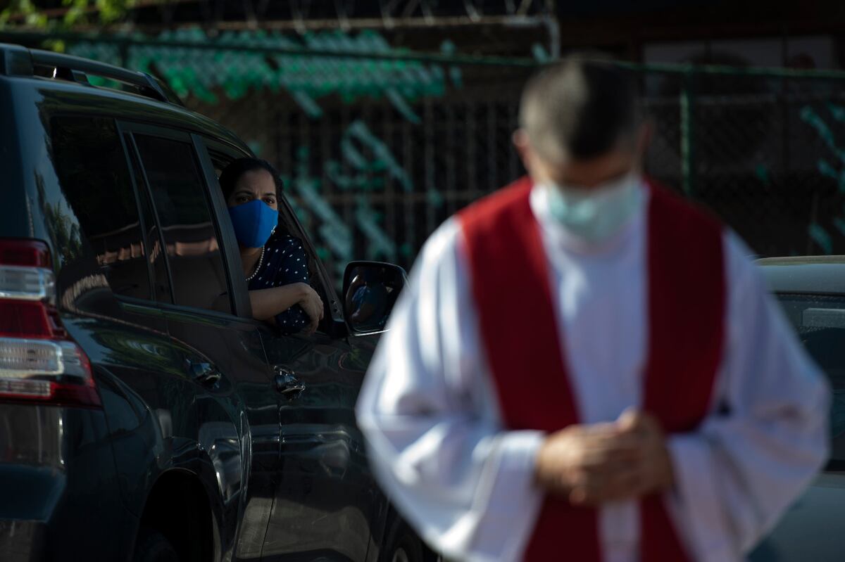 Este Viernes Santo los feligreses pudieron ver y escuchar el  Vía Crucis sin bajarse de sus vehículos