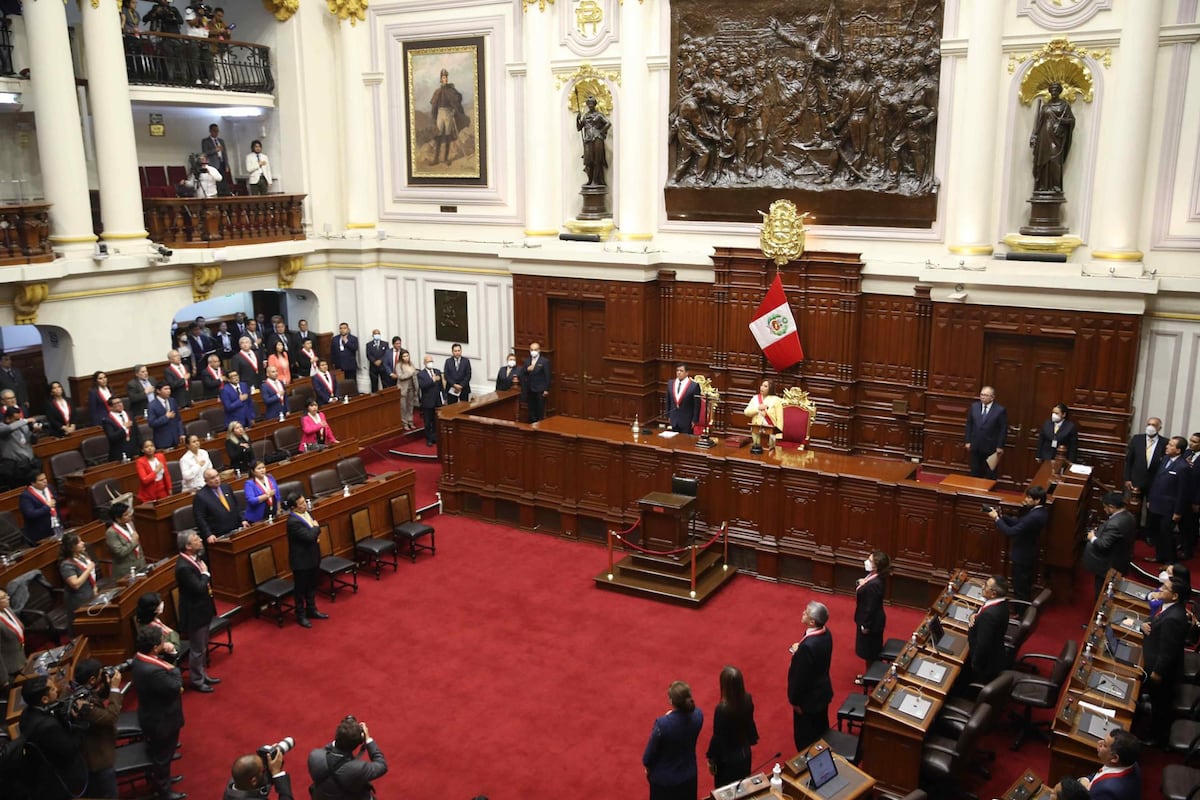 Congreso de Perú prohíbe a sus empleadas usar minifalda