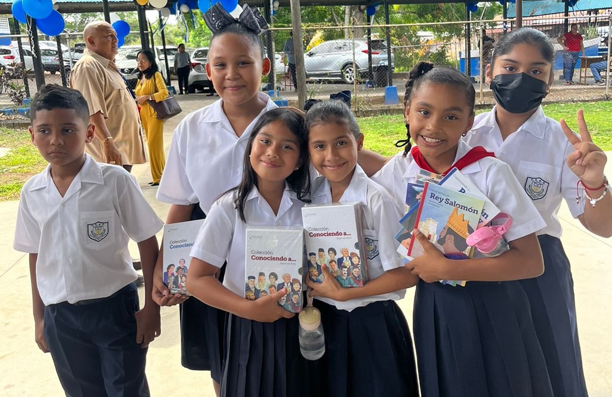 Celebran sus 75 años con estudiantes de la escuela Estado de Israel