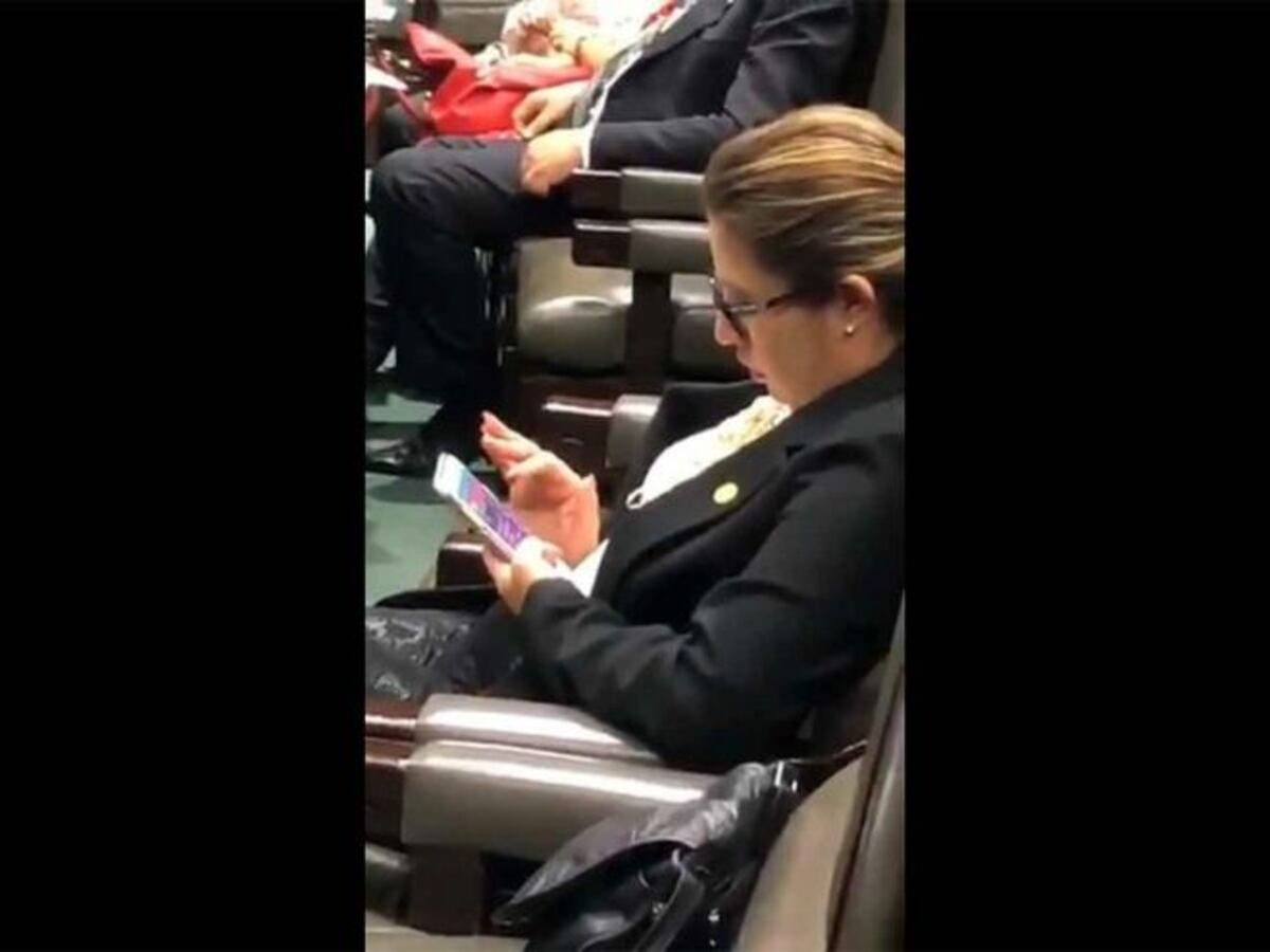 Graban a diputada jugando en su teléfono celular en plena sesión