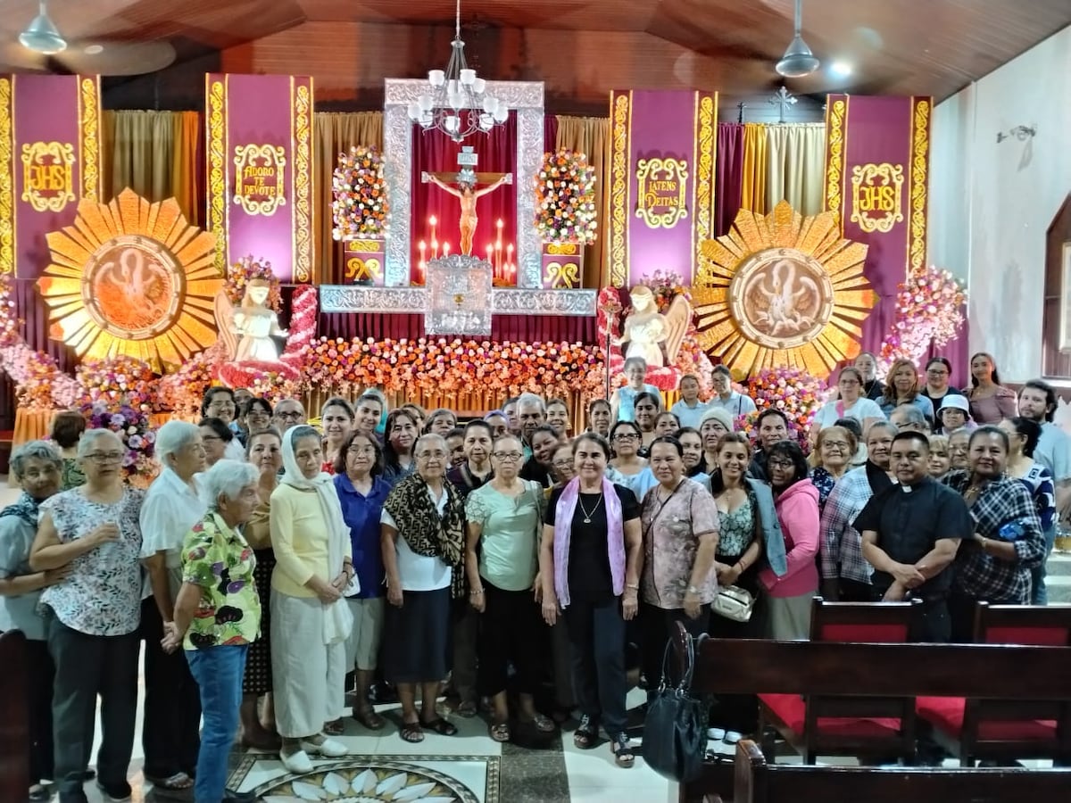 Santiago vive con fervor el recorrido de las siete iglesias