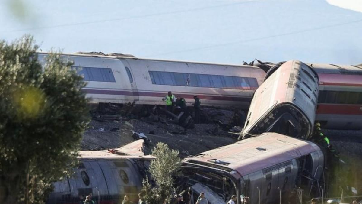 ¡Tragedia en España! Aumentan a 68 los muertos por choque de trenes y buscan más víctimas + videos