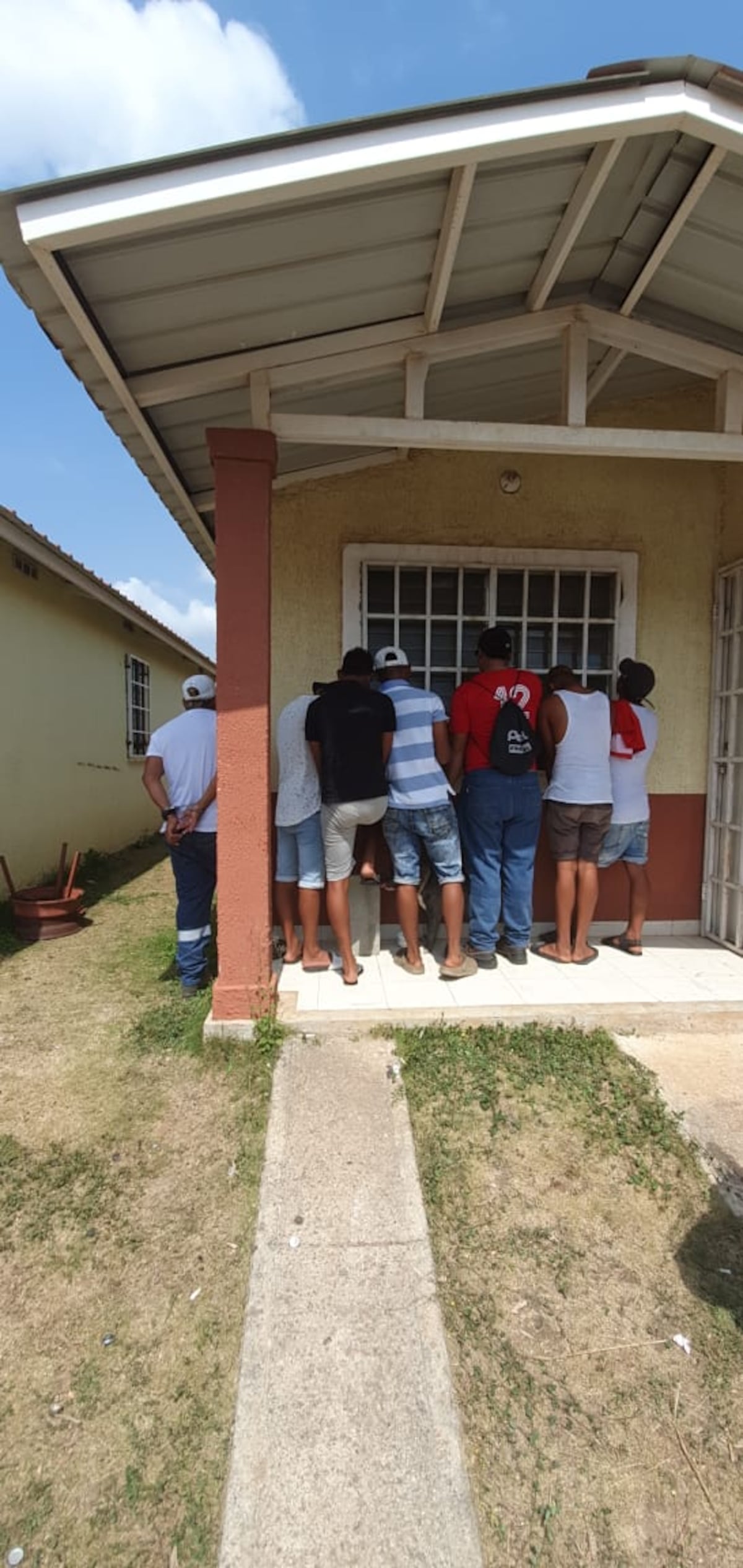 Así fue como aprehendieron a ocho sujetos que estaban mudando una casa en La Chorrera. Fotos