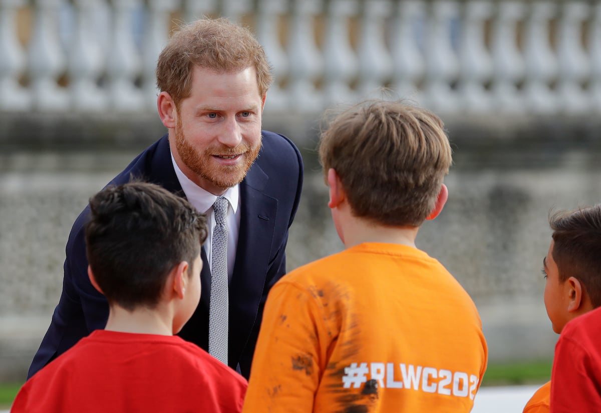 Con Meghan y Archie brillando por su ausencia, el príncipe Harry reaparece en el palacio de Buckingham