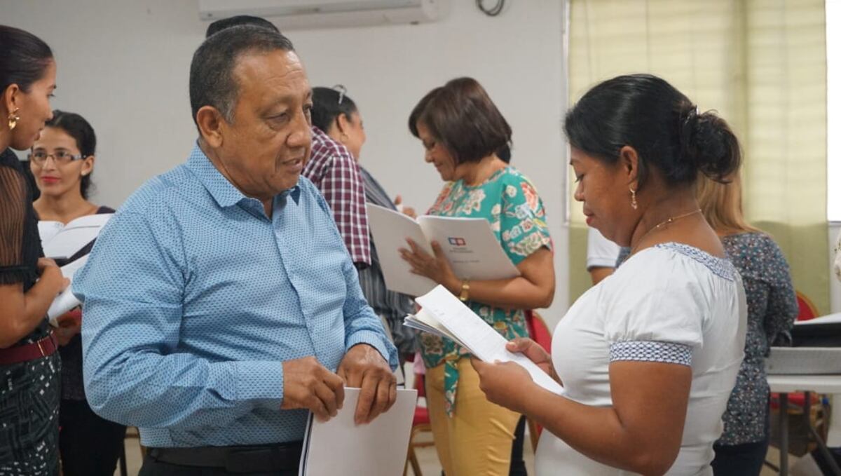 Docentes panameños van por guías didácticas para enseñar a los alumnos en tiempo de Covid-19