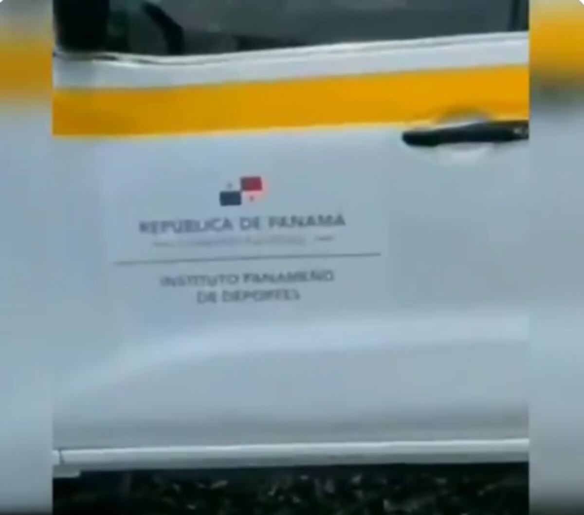 Circula en redes. Pillan a carro del Estado conducido por un extranjero, bajando materiales en un lugar privado. Video