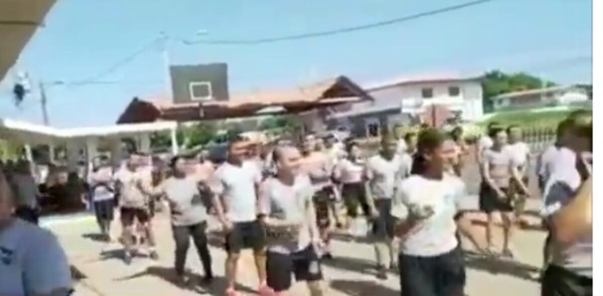 Circulan videos. Policías bailan zumba. El director reacciona