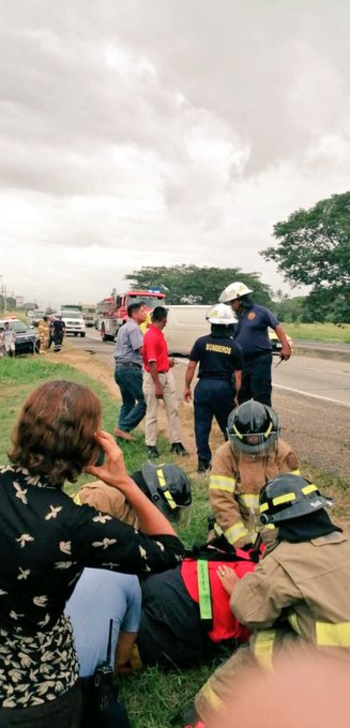 Bus de ruta choca con panel que transportaba pirotecnia. Reportan 16 heridos. Video