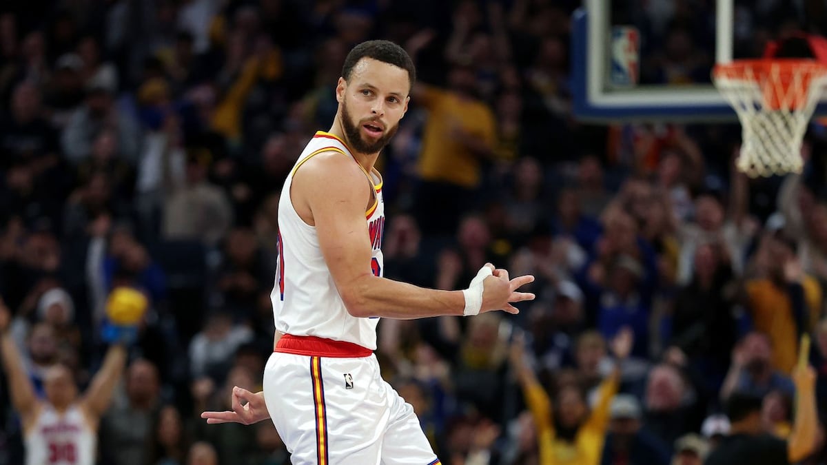 ¡Imparable! Stephen Curry establece récord perfecto con 8 de 8 en triples ante los 76ers 