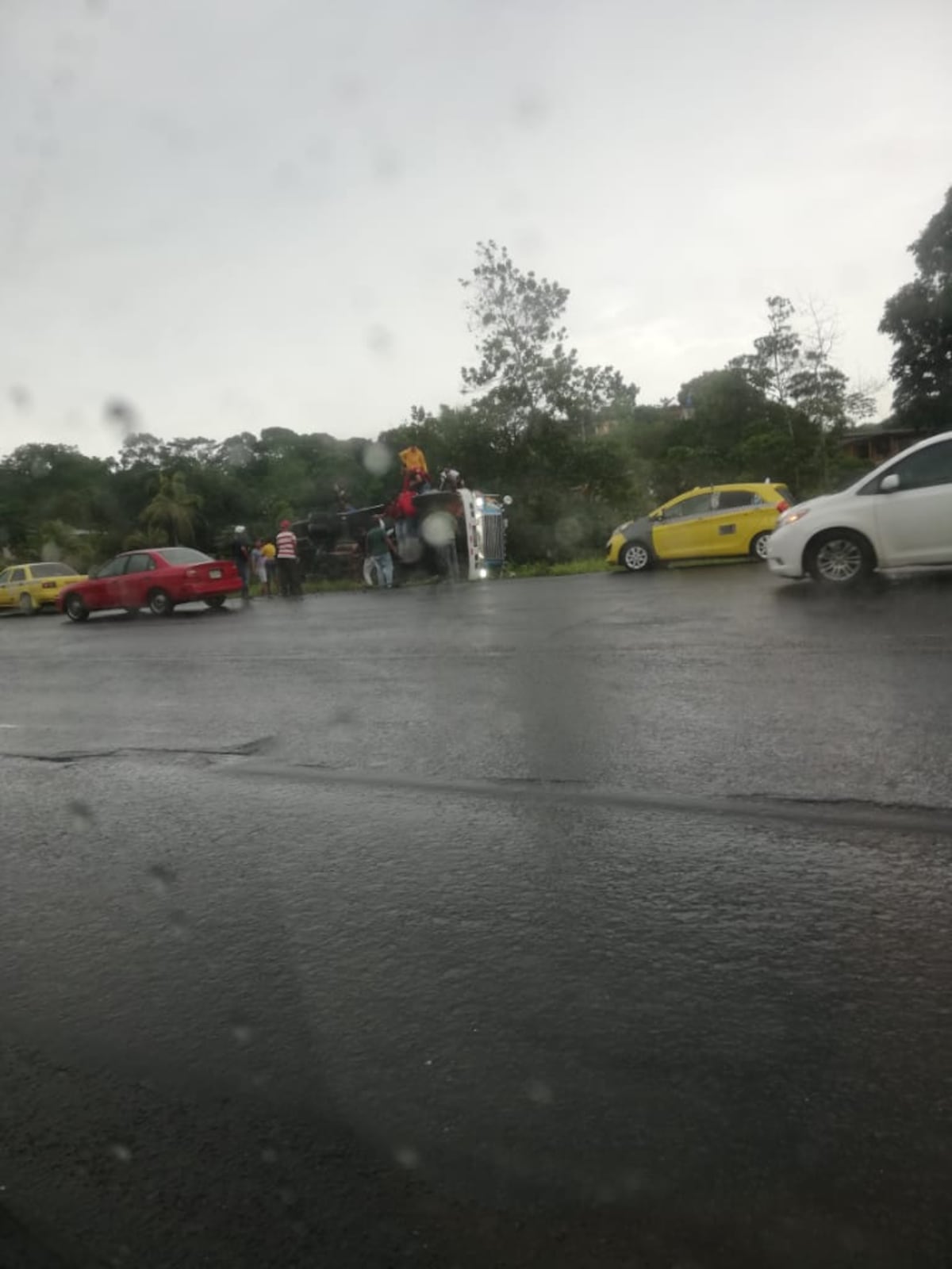 Bus lleno de pasajeros se vuelca en la Transístmica. Múltiples heridos. Video