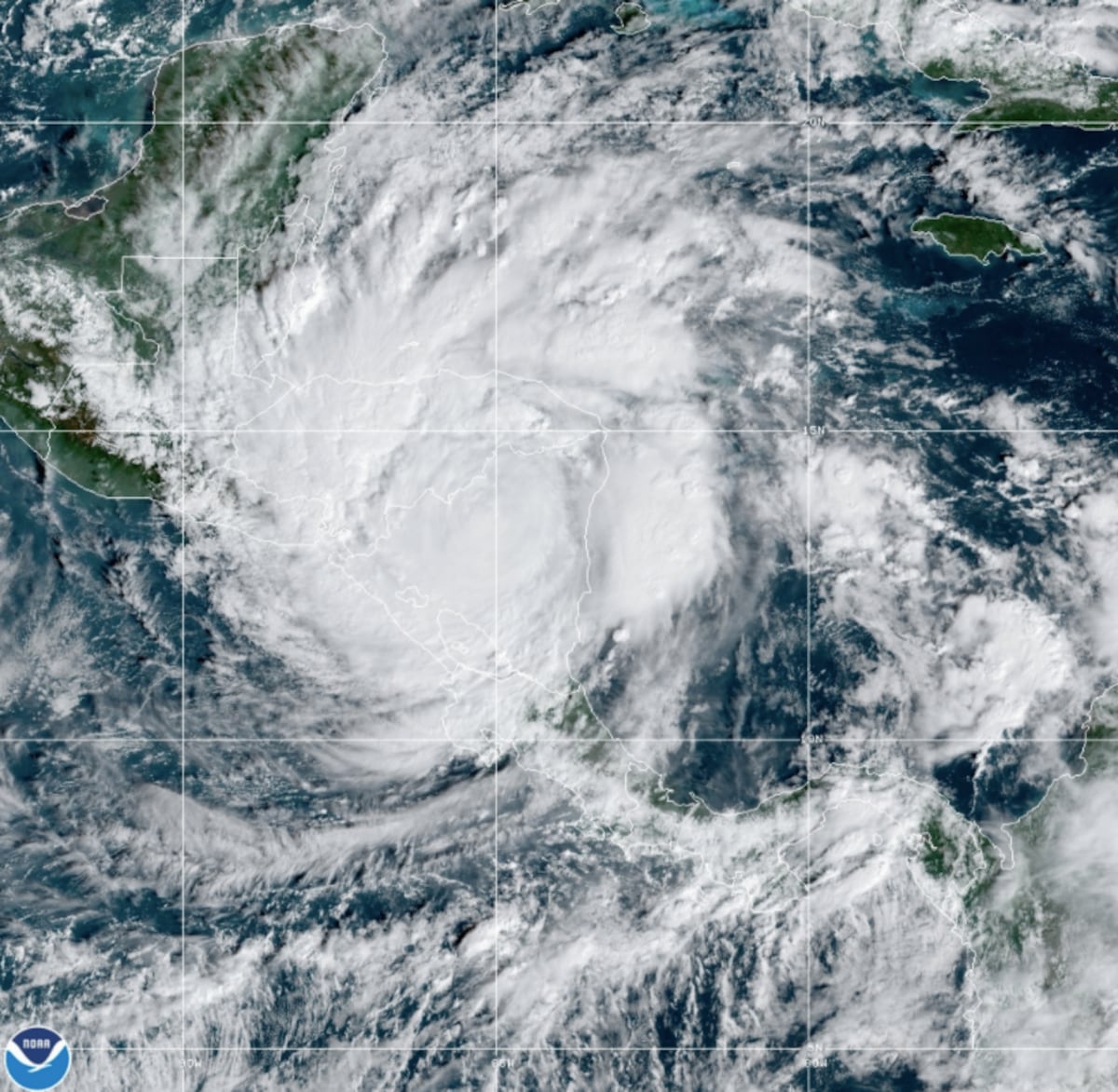 El poderoso huracán Iota pierde fuerza tras causar graves daños en Nicaragua