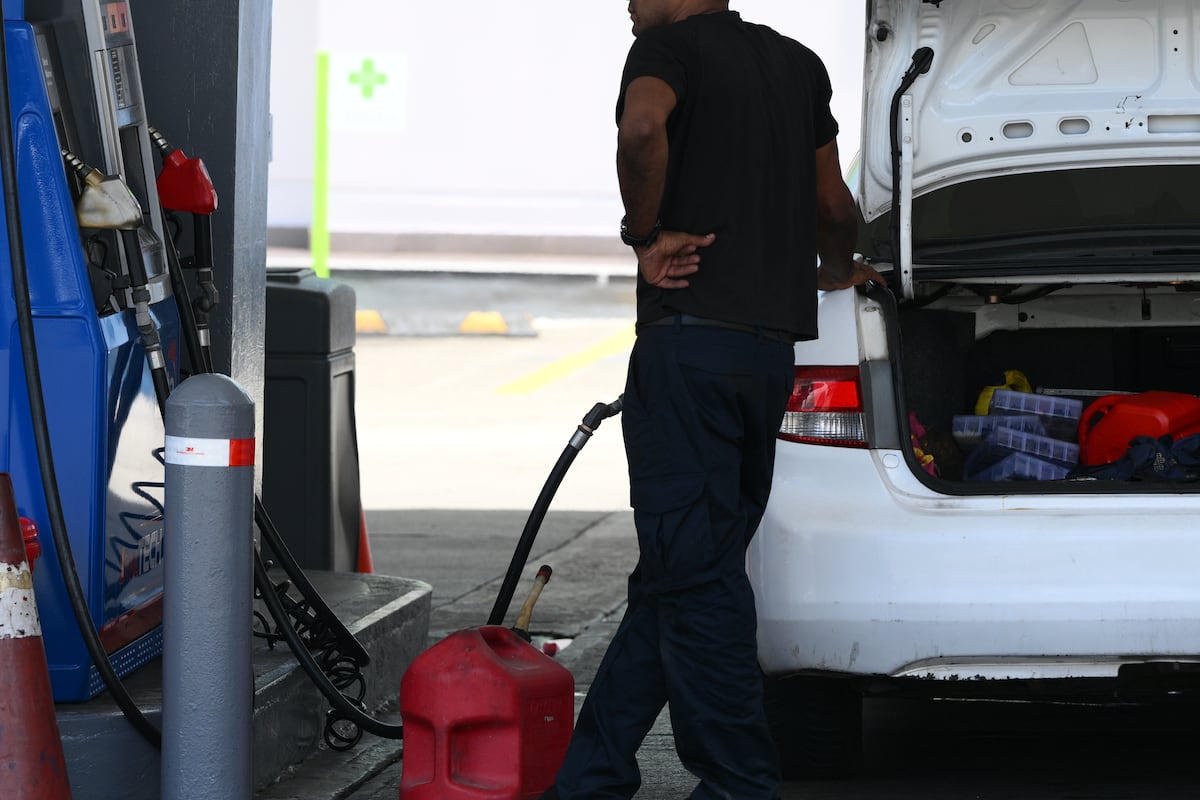 Llenar el tanque duele más desde hoy: gasolina sube, mientras que el diésel tiene una pequeña rebaja 