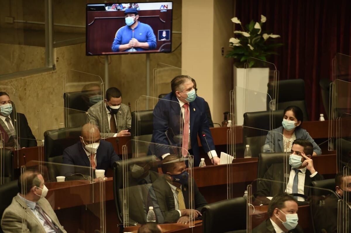 Discusión enardecida. ‘Bolota’ Salazar colma a Saúl Méndez. Diputados reaccionan. Video