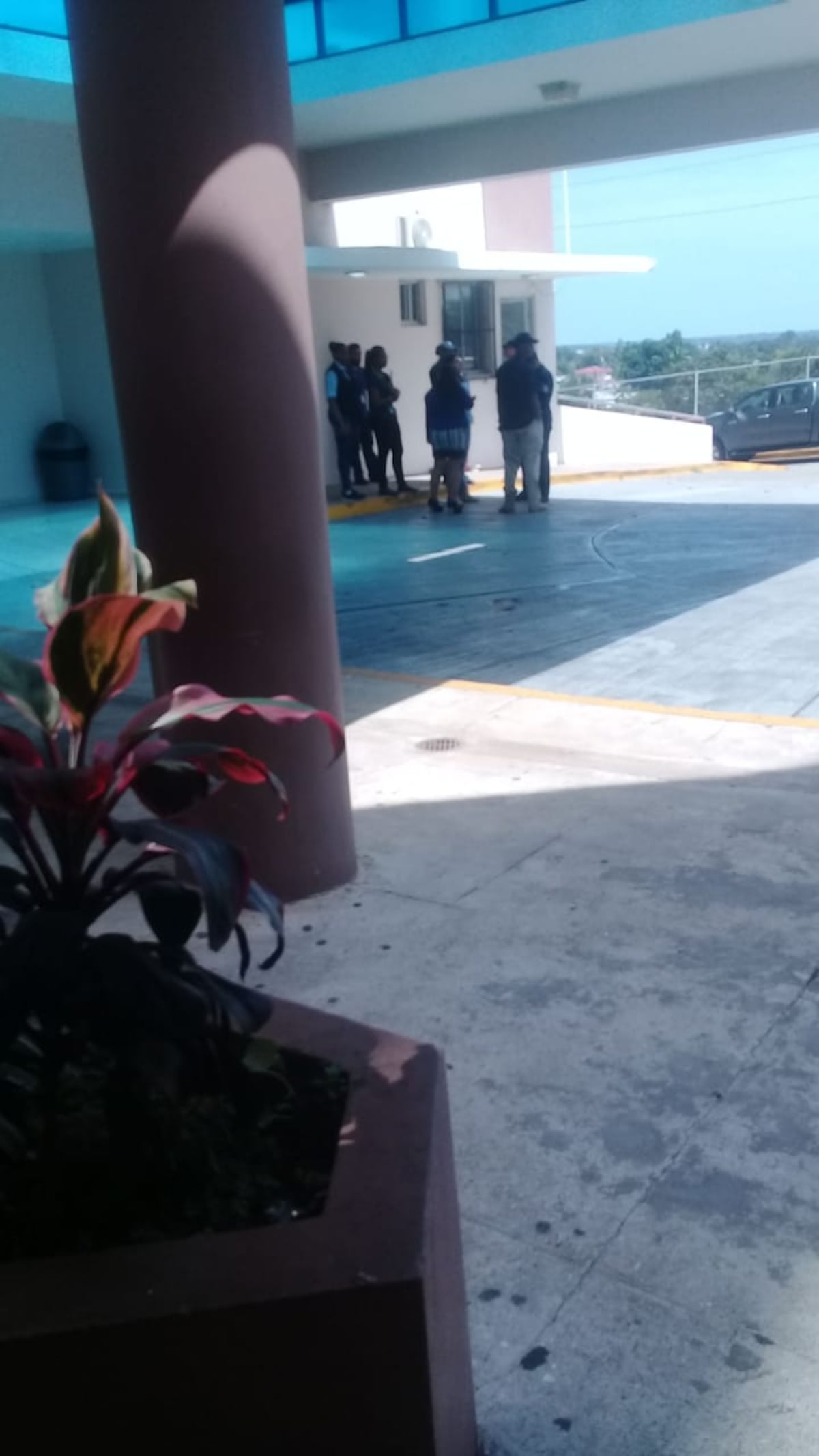 Desgarrador. Niña de 4 años muere en un auto estacionado. Al parecer el papá la olvidó en el carro