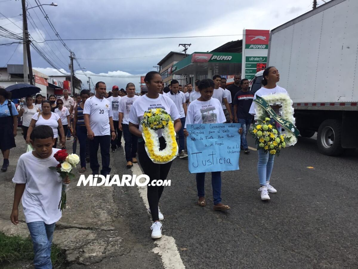 Videos. Entre llanto y dolor. Último adiós a joven asesinado en plena pista de baile. Familiares exigen justicia