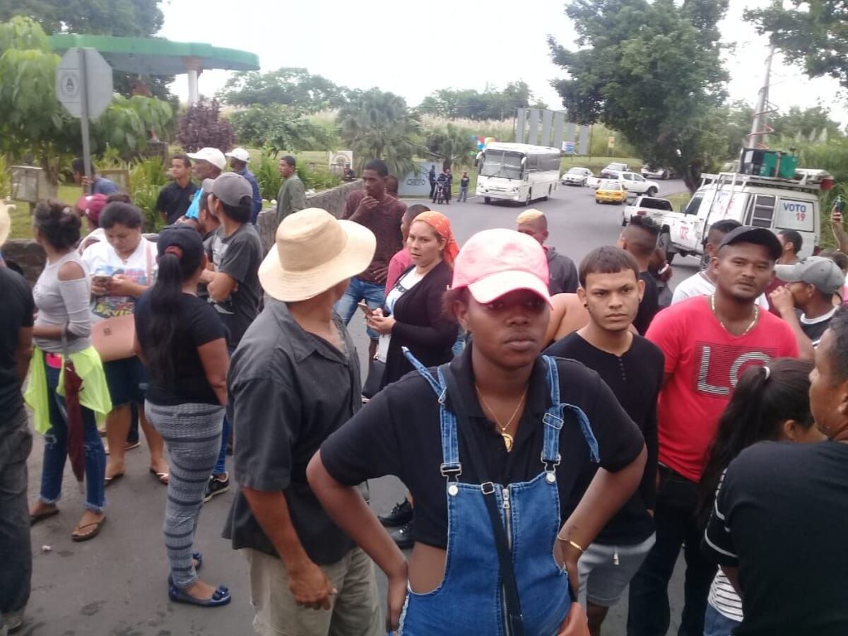 ¡Exigen se les devuelva las tierras! Invasores protestan y cierran la vía en Chepo