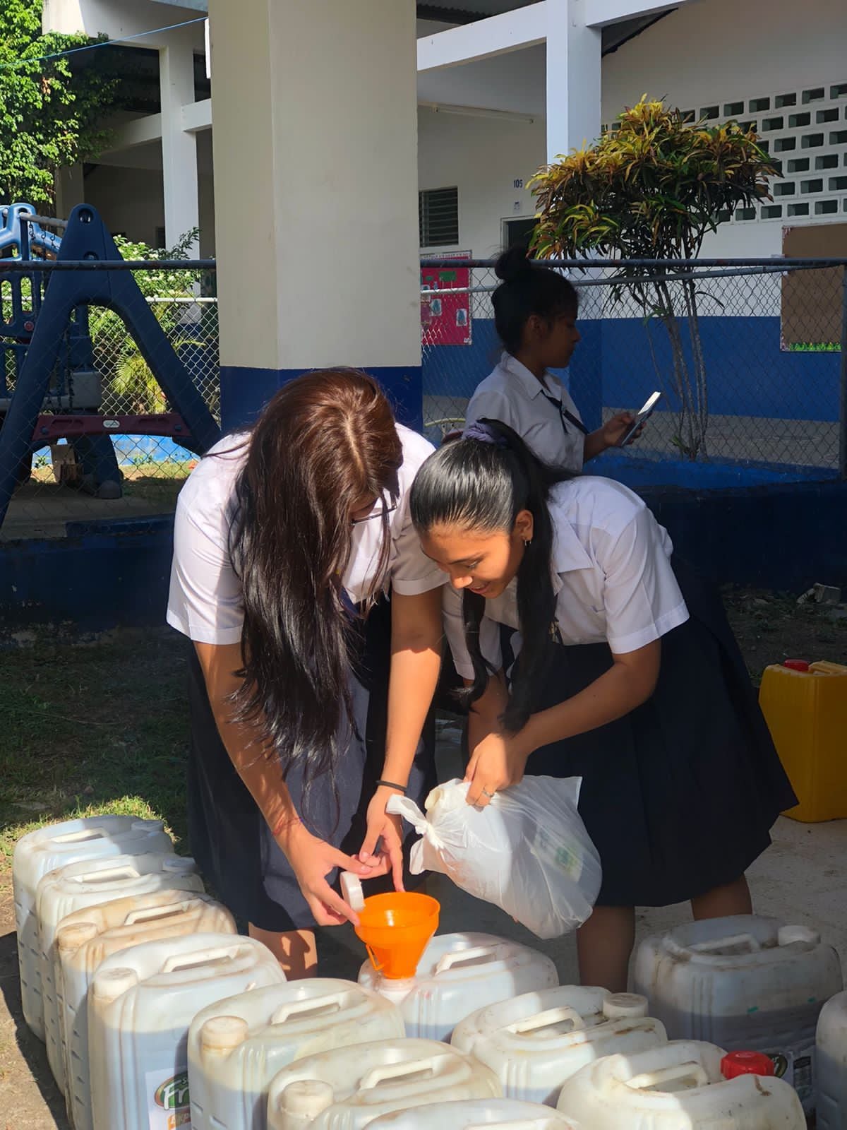 Revolución verde: Escuelas transforman el aceite de cocina usado en sostenibilidad