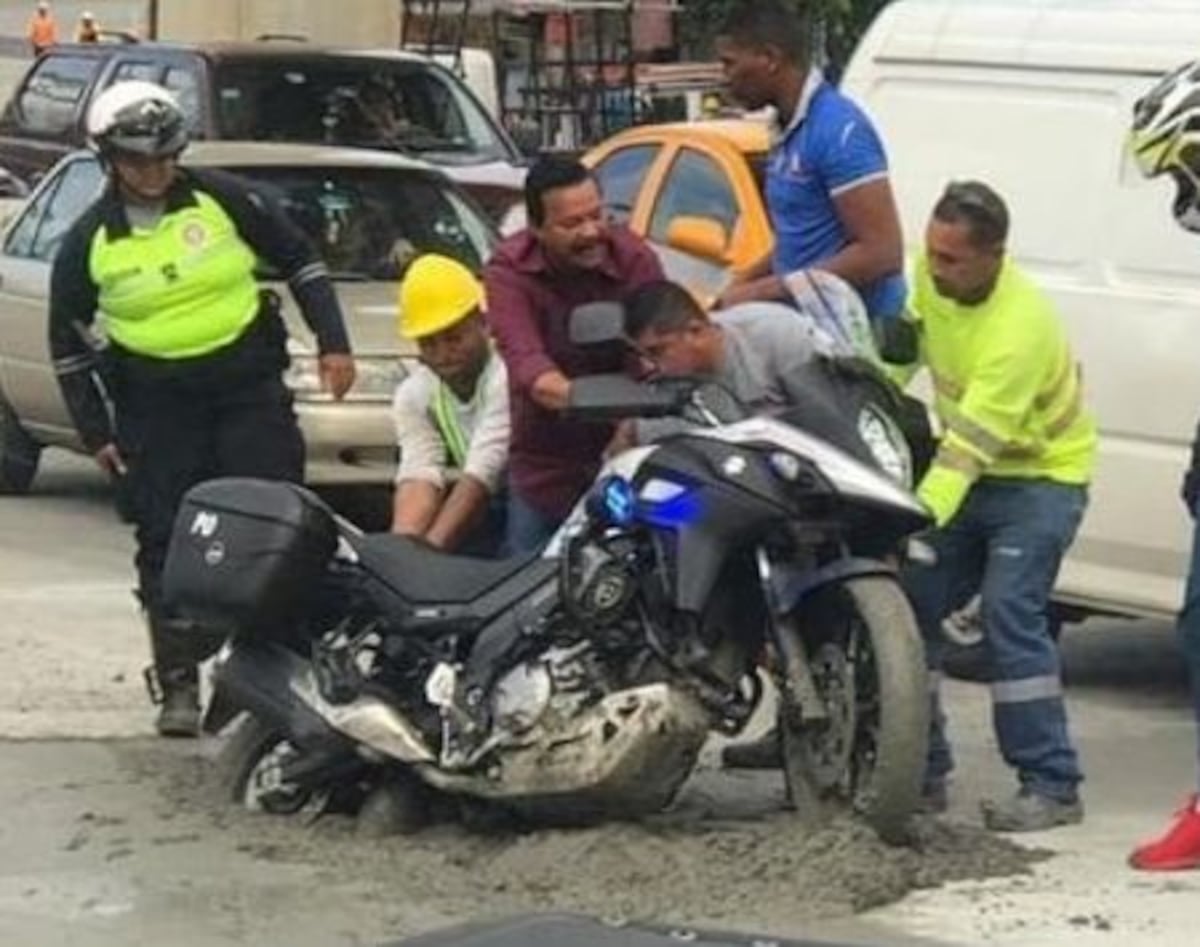 Policía motorizada y taxista quedan atascados en concreto en la Transístmica. Fotos