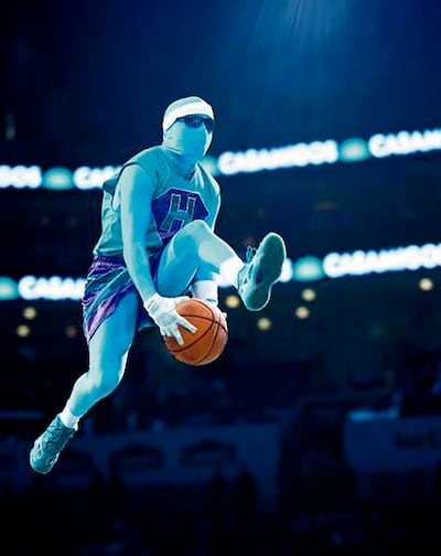 El rey de las volcadas: Hugo y su legado eterno con los Charlotte Hornets. 